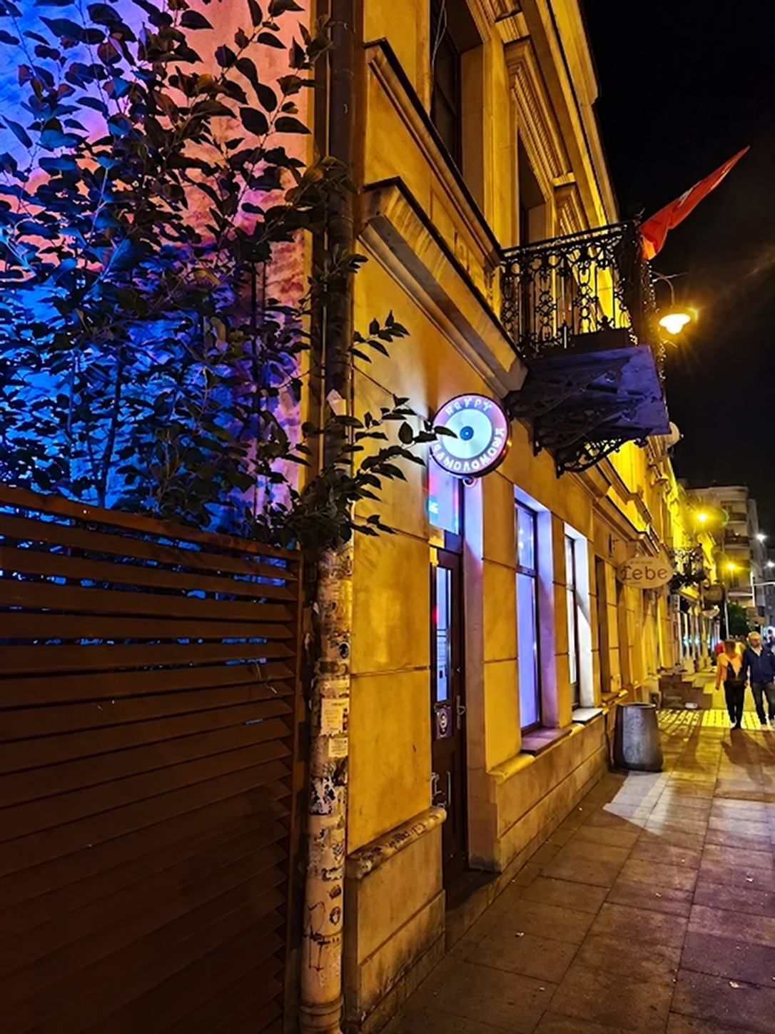 Wejście do lokalu Ząbkowska 11 wieczorem